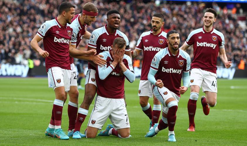 爆冷！东契奇42+7+8，比赛还未结束，老詹走入场内一把抱住德罗赞